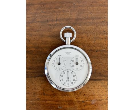 Junghans Stoppuhr, funktionsfähig.Durchmesser Ziffernblatt 4,5 cm. Durchmesser gesamt 5,5 cm.In originaler Schachtel von Jung