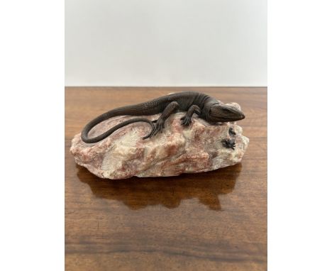 Bronze-Eidechse auf rosafarbenen Granitsockel. Sehr detailliert und lebensecht gearbeitet. Der Granit wurde angebohrt, die Br
