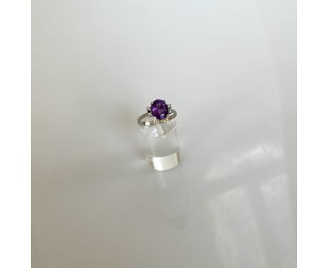 Amethyst Ring in Krappen gefasst mit vier Steinen, 750 WG, getestet, Größe 59. 3,0g.