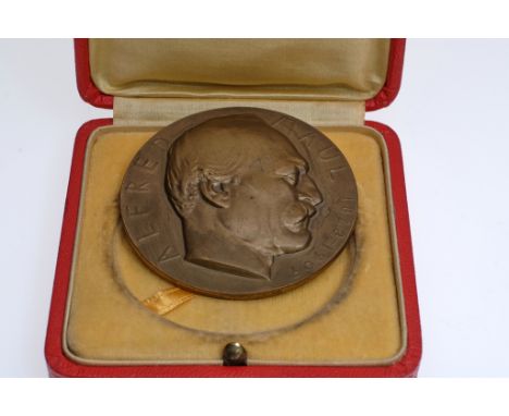 Alfred-Maul-Gedächtnismedaille (1828-1907), Bronze, Erinnerungsmedaille. Rückseitig drei verschiedene Sportgeräte abgebildet.