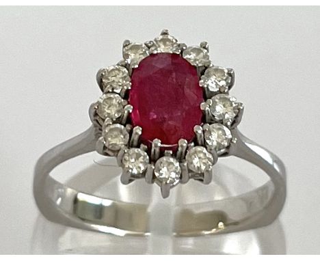 Ring mit Rubin und Brillanten, Fassung 750 Weißgold, ein Brillant mit 0,03 ct, insgesamt zwölf Brillanten, Größe 54. Großer R