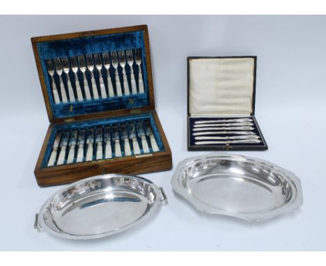 Elkington &amp; Co mother of pearl and Epns set of twelve fruit knives and forks, in an oak canteen together with a cased set