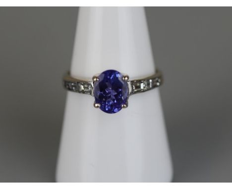 18ct white gold baguette diamond &amp; tanzanite ring - Approx size O 