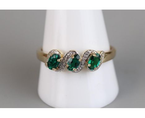 Gold green garnet and diamond ring - Approx size V 