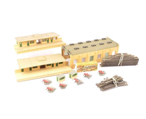 Hornby-Dublo 00 Gauge 2-Rail unboxed Suburban Stations Island Platform (boxed)  Engine Sheds and Extension and Accessories, t