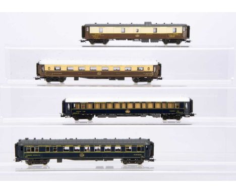 Rivarossi HO Gauge Compagnie Des Wagons Lit Unboxed Coaches (4),  four examples, brown/cream with white roof, (one step detac