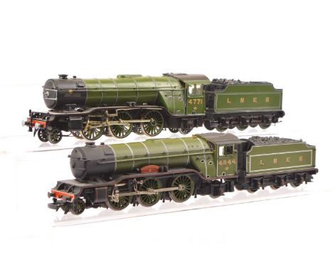 Kitbuilt and Bachmann 00 Gauge LNER green Class A2 Locomotives and Tenders, kitbuilt 4771 'Green Arrow' built and finished to