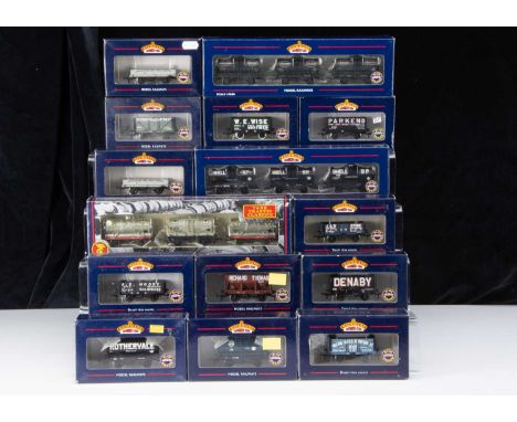 Bachmann OO Gauge Private Owner Wagons (15), all boxed, tank wagons, includes three triple sets, 37-665 BP Silver, 37-669 She