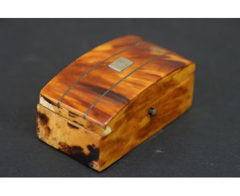 Vintage fruitwood snuff box 