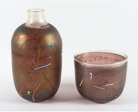 Vase und Schale, farbloses Glas, farbige Pulveraufschmelzungen, H der Vase 24,5, Dm der Schale 14, signiert, Bertil Vallien (
