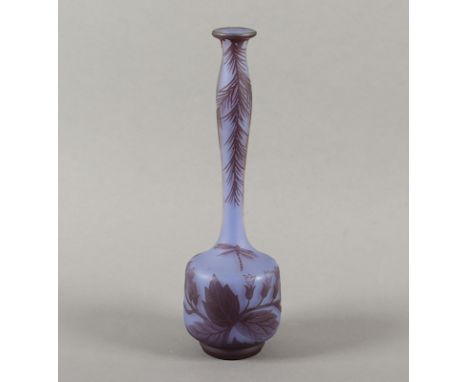 kleine Vase, farbloses Glas, violett und blau überfangen, hochgeätzt, signiert Richard (Burgsthal 1884-1944), H 22, Verkäufer