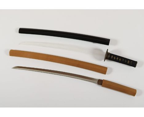 Wakizashi-Klinge, Klingenlänge 47, beigegeben Montierung mit Griff, Tsuba und Saya, Japan 