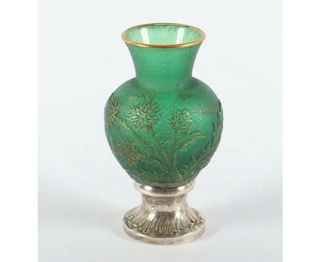 kleine Vase, grünes Glas, geätzt, Silbermontierung, Goldstaffage, H 11,5, signiert, Daum, E.19.Jh. 