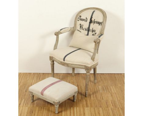 Louis Seize-Fauteuil, Holz, geschnitzt und farbig gefasst, Polsterung erneuert, H 87, Frankreich, um 1780, beigegeben eine Fu