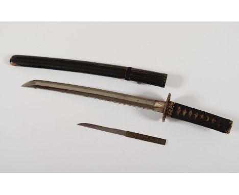 Wakizashi, Tsuba in mokko-Form mit Blüten auf Nanako-Grund, im farbigen Relief, Fuchi-Kashira, Paar Menuki Drache, schwarze W