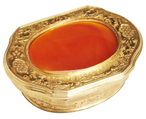 A GOLD SNUFF BOX WITH MOUNTED AGATE, FRENCH C.1770. The body and lid of the box chased with flora and fauna in a pastoral lan