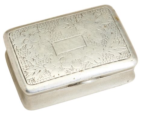 A CHINESE EXPORT SNUFF BOX, CANTON C.1825. The interior fully gilt and marked MK with 2 character marks. The lid engraved wit