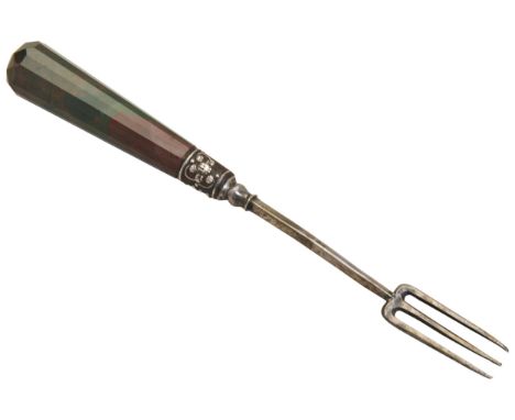 A 17TH CENTURY FORK WITH AGATE HANDLE, C.1640. With a multi-facetted agate handle a silver three prong fork.  16 cm.  PROVENA