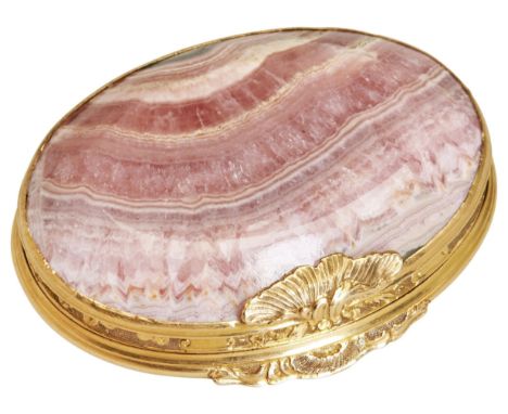 A GOLD MOUNTED HARDSTONE SNUFF BOX, PARIS C.1760. The gold mounts chased with flowers and shells.  5 cm.  PROVENANCE: From th