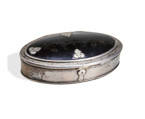 AN OVAL SILVER AND TORTOISE SHELL SNUFF BOX, LONDON C.1730.&nbsp; Gilt interior with an engraved scene of a courting couple t