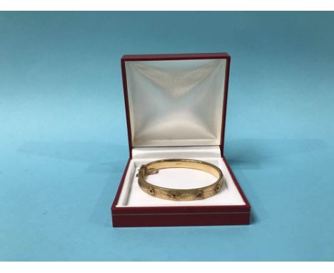 A 9ct gold bangle, 11g