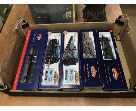 Five '00' gauge model engines 