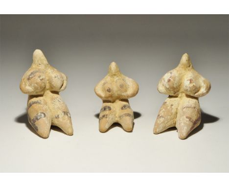 ". A mixed group of undated archaistic ceramic seated female figures with black painted detailing. 229 grams total, 59-72mm (