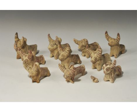 ". A mixed group of undated archaistic ceramic bull figurines with painted details to the body, face and horns. 765 grams tot