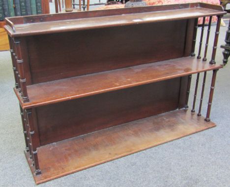 An early 19th century mahogany three tier hanging shelf with turned supports, 92cm wide. 