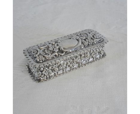A Birmingham silver ornate snuff box, makers Synyer & Beddoes. Dated 1899. 2.5 x 8.5 x 3.5cm