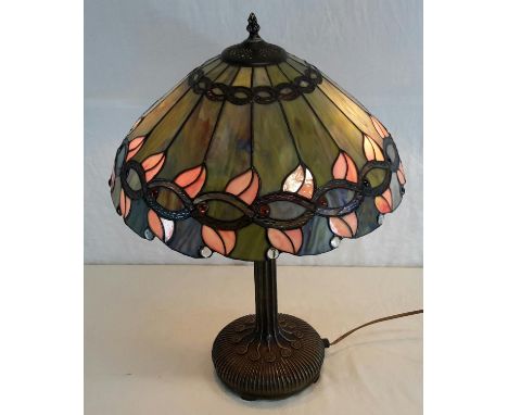 Large Tiffany style table lamp working, 57cm in height