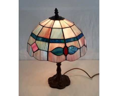 Tiffany style table lamp working, 41cm in height