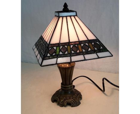 Small Tiffany style table lamp working, 32cm in height