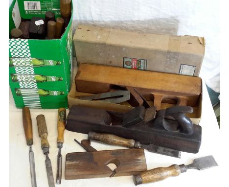 A collection of vintage joiners planes 