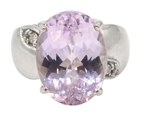 18ct white gold oval kunzite ring with diamond shoulders, hallmarked Condition Report Approx 10.8gm, ring size = N, kunzite =