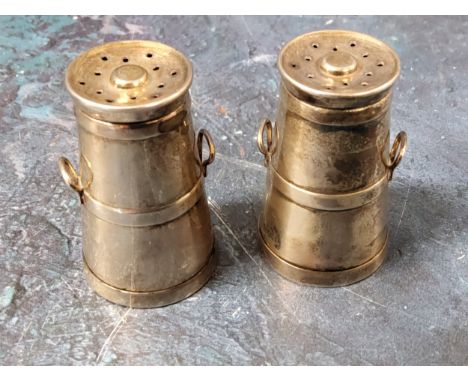 A pair of Edwardian silver novelty pepper pots, in the form of milk churns, 4.5cm high, Birmingham 1903, 35g 