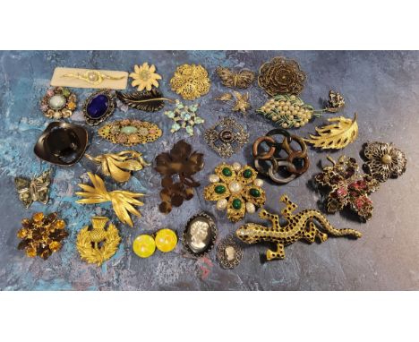 Vintage brooches including specimen stone set Celtic brooches, gilt metal, stone set etc. 