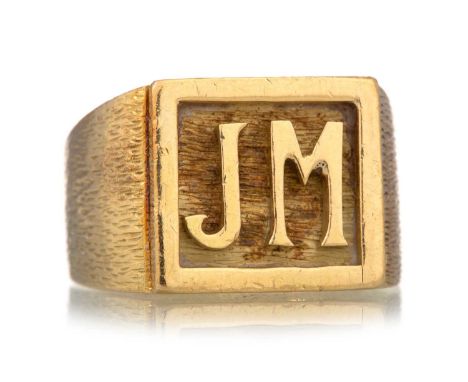 GENTLEMAN'S SIGNET RING IN EIGHTEEN CARAT GOLD with incised initials 'JM' and engraved satin finishQty: 48gSize S+General sig