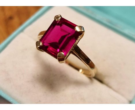 9ct Gold &amp; Ruby (Synthetic) Dress Ring, size Q &amp; 2.95g