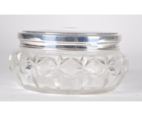 A 1920s hallmarked silver topped trinket box / hair tidy pot. Hallmarks to the lid rim for 1925, Birmingham. With a cut glass