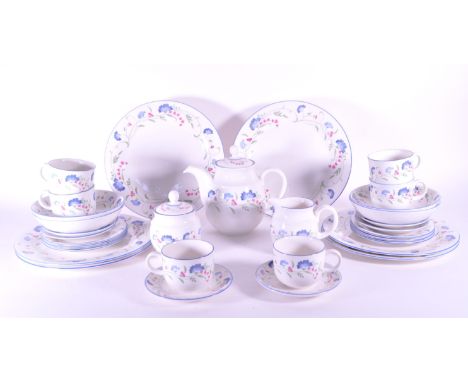 Royal Doulton - Expressions Windermere Pattern - Late 20th century porcelain china dinner / tea service set. Including dinner
