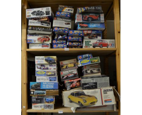 Approximately 40x assorted model kits including AMT, Minicraft, Gunze Sangyo etc. (Contents not checked for completeness)