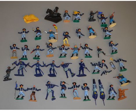 A quantity of vintage plastic American Civil War toy figures, mostly Timpo examples.