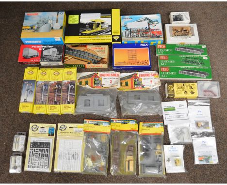 A quantity of railway model kits including Airfix, Scalecraft, Pola, Peco etc. All boxed/bagged.