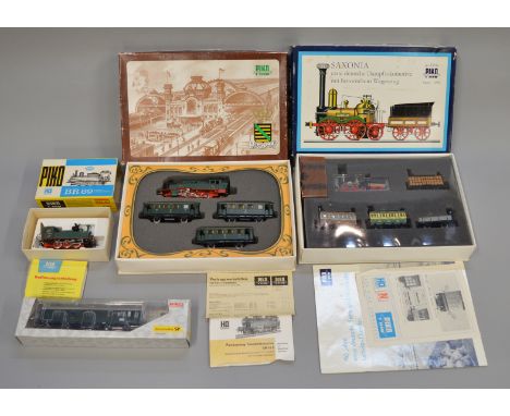 HO Gauge. 2x Piko boxed sets together with a boxed engine and coach (4)