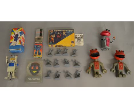 3x vintage Mr Smash robot including two flexible examples. Together with an Airfix Space Warriors set and a vintage Soviet er