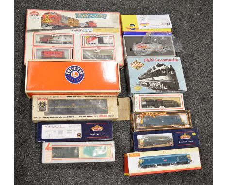 A mixed lot of model railway locomotives and rolling stock including Bachmann, Hornby, Lionel etc. Various gauges including O