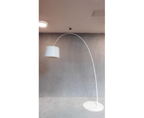 A floor standing arc style lamp. H.222cm 