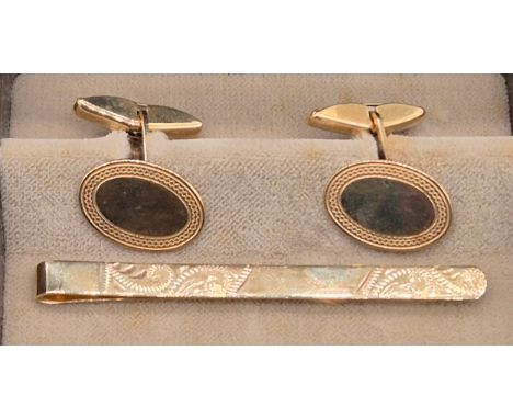 Pair of 9ct yellow gold cufflinks and 9ct yellow gold tie clip. 7.92grams. 