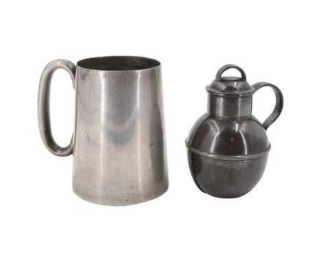 A glass-bottomed pewter tankard together a novelty milk or cream jug in the form of a Guernsey churn, early 20th Century, lat